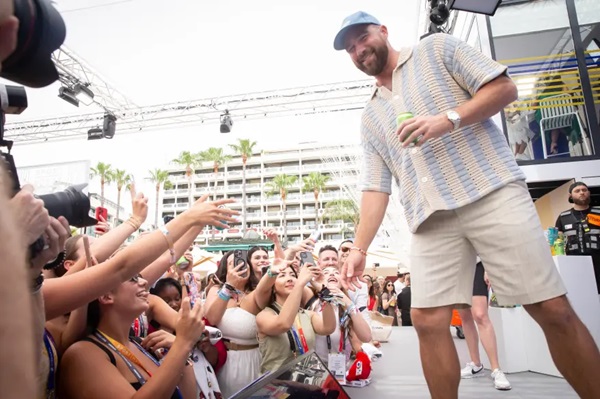 travis-jason-kelce-sport-beach