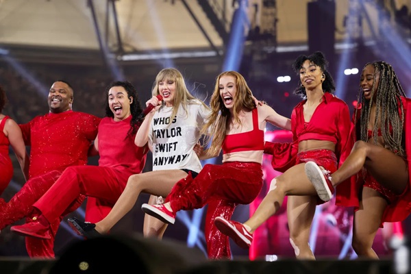 Taylor Swift and Crews dance