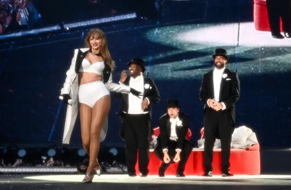 Taylor Swift dancing in front of Travis Kelce