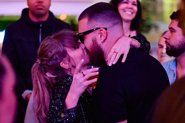 Travis Kelce kisses Taylor Swift