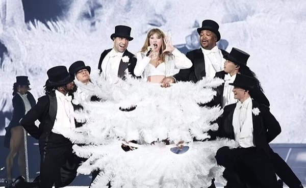 Taylor Swift and her Dancers