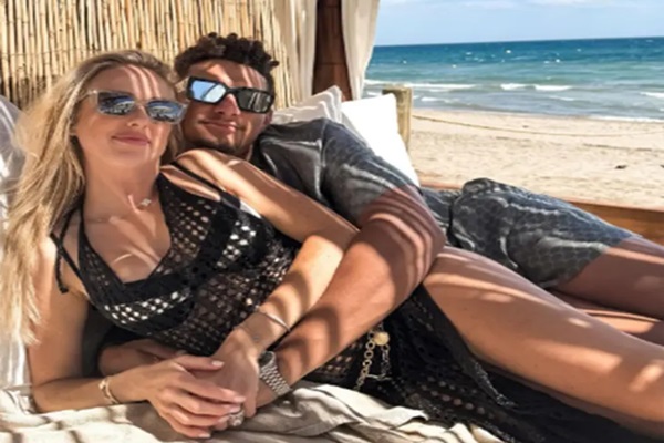 Patrick Mahomes and his wife Brittany Mahomes get cozy lounging in a cabana