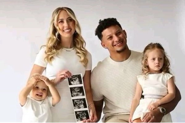 Patrick Mahomes family showing pregnacy result,,