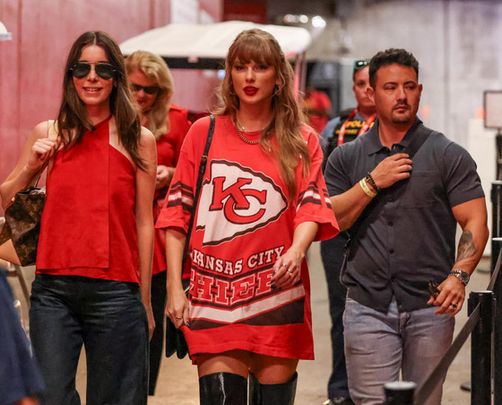 Taylor Swift arrives at Chiefs-Bengals game with some special guests