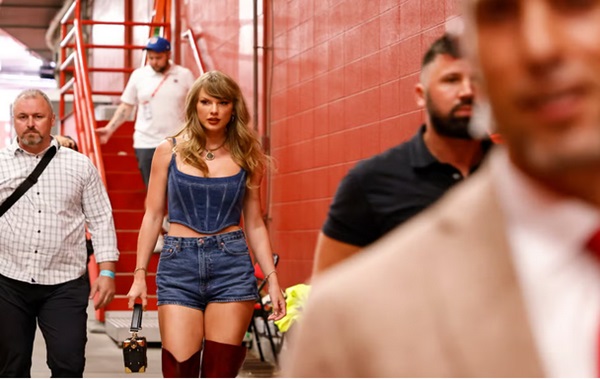 Taylor Swift in for Travis Kelce new game