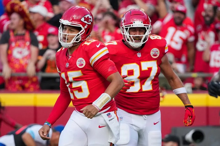 Patrick Mahomes and Travis Kelce sad