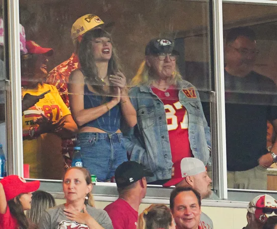 Taylor Swift's Mom Is Trending After Donna Kelce Interaction in Chiefs-Bucs Game - Athlon Sports